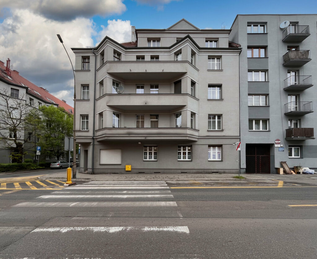 front budynku konwert